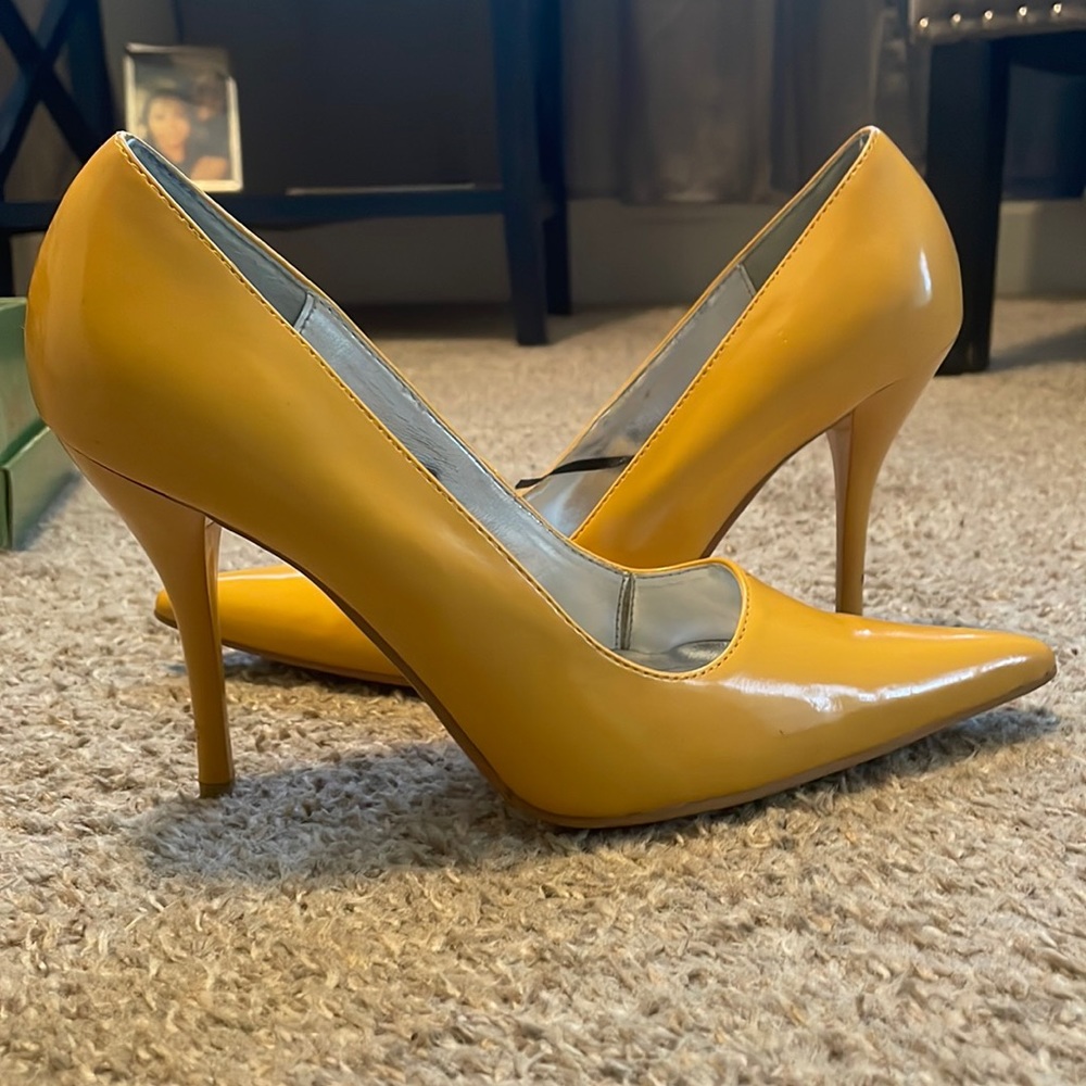 Gold Pumps
